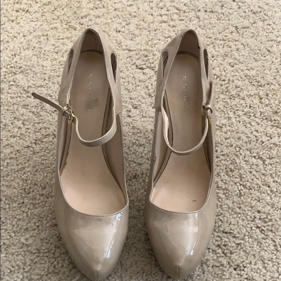 Nude Pumps - Picture 2 of 5